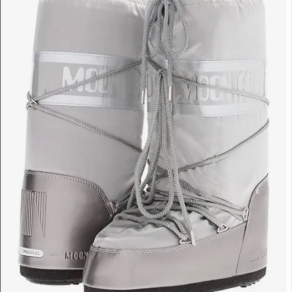 Size 8 1/2 and it’s very new. Never worn, only tried on once. - Picture 2 of 2